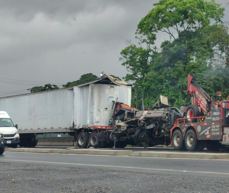 Violento choque entre tráileres en Ruta 32 deja un conductor grave