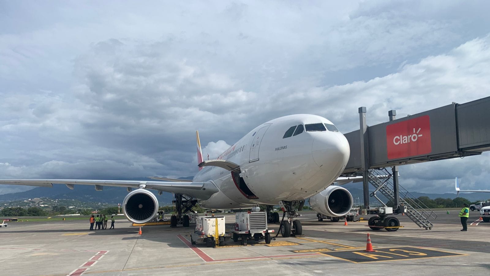 Mujer muere dentro de avión en el aeropuerto Juan Santamaría