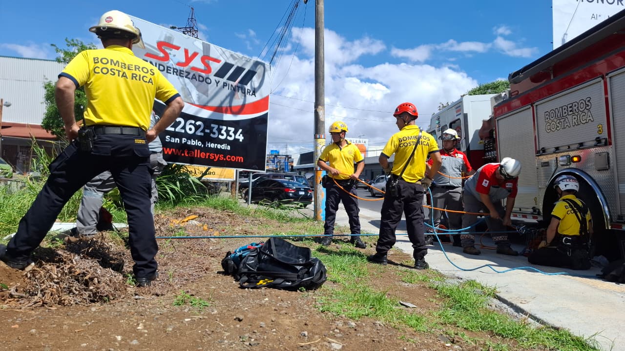 Adulta mayor cae a río Pirro en Heredia