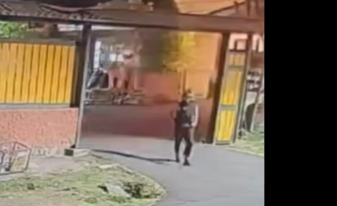 Hombre lanza explosivos contra casa: Caso queda grabado