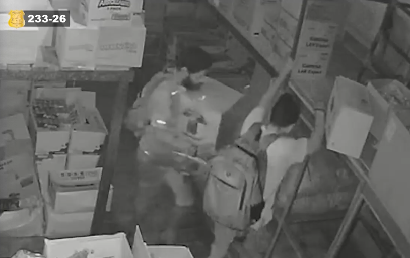 Video: Así escaparon sujetos por una escalera tras robar supermercado