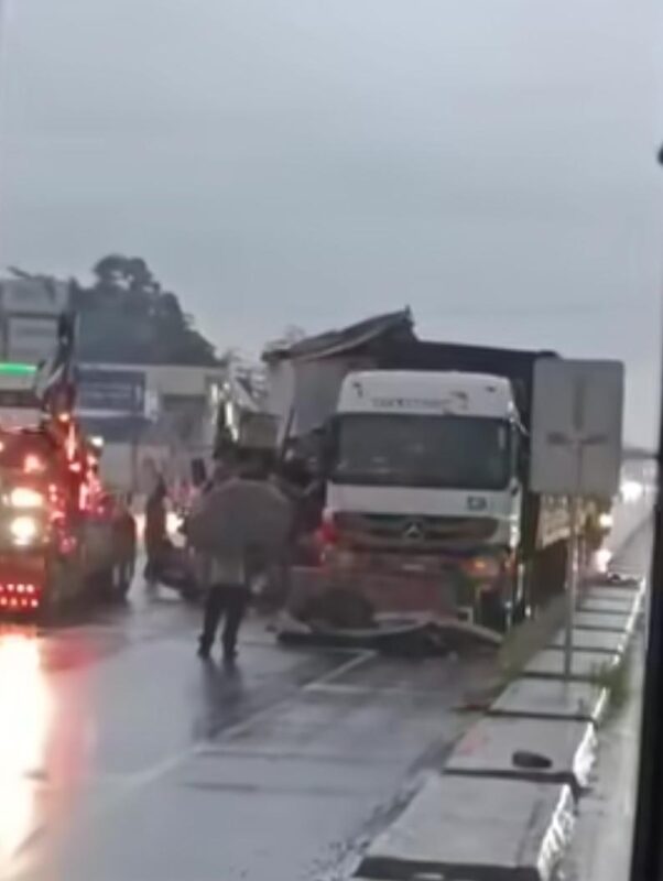 Violento choque entre tráileres en Ruta 32 deja un conductor grave