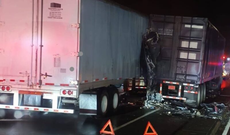 Violento choque entre tráileres en Ruta 32 deja un conductor grave
