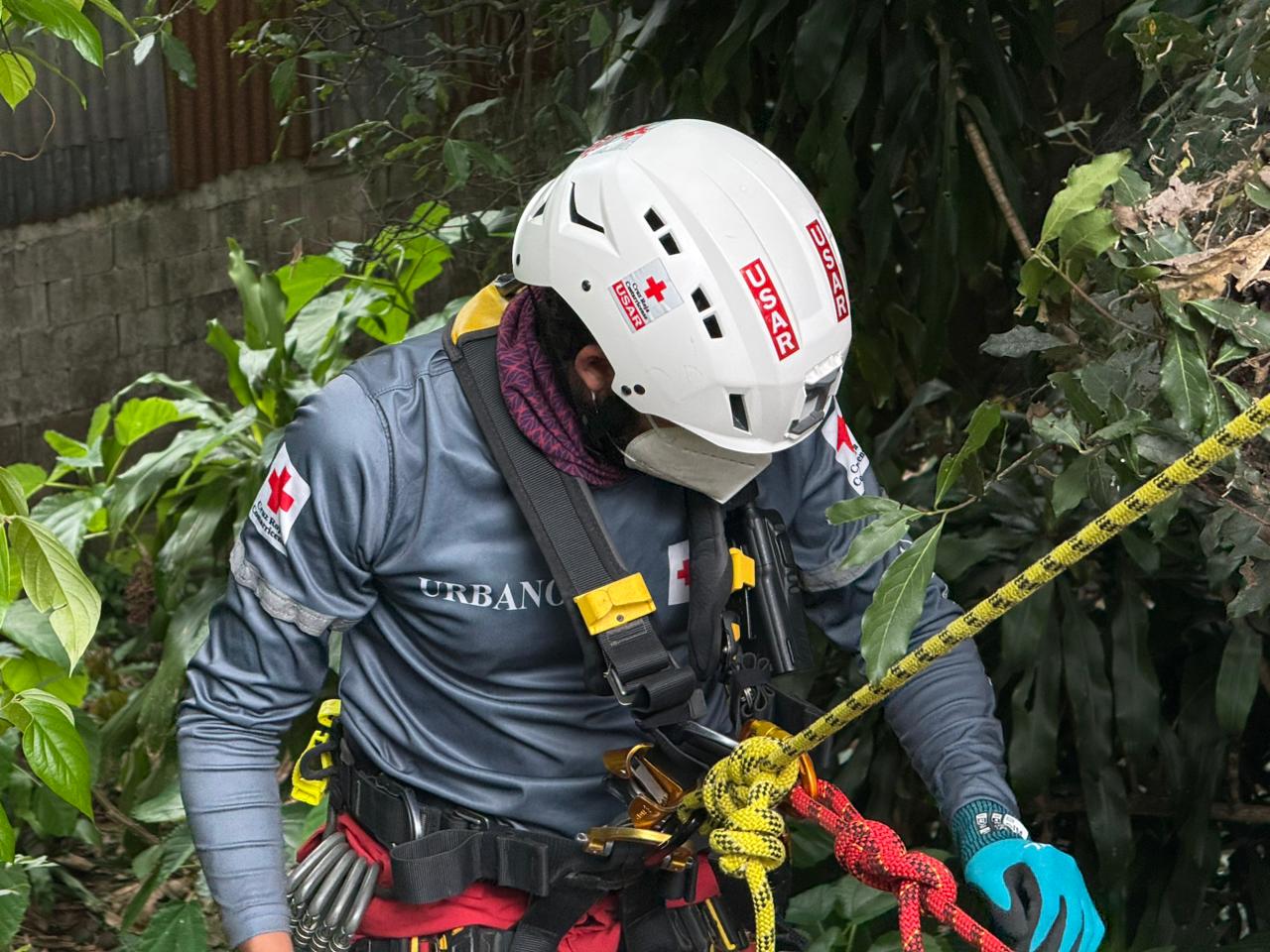 Hombre cae en precipicio de 8 metros en Mora