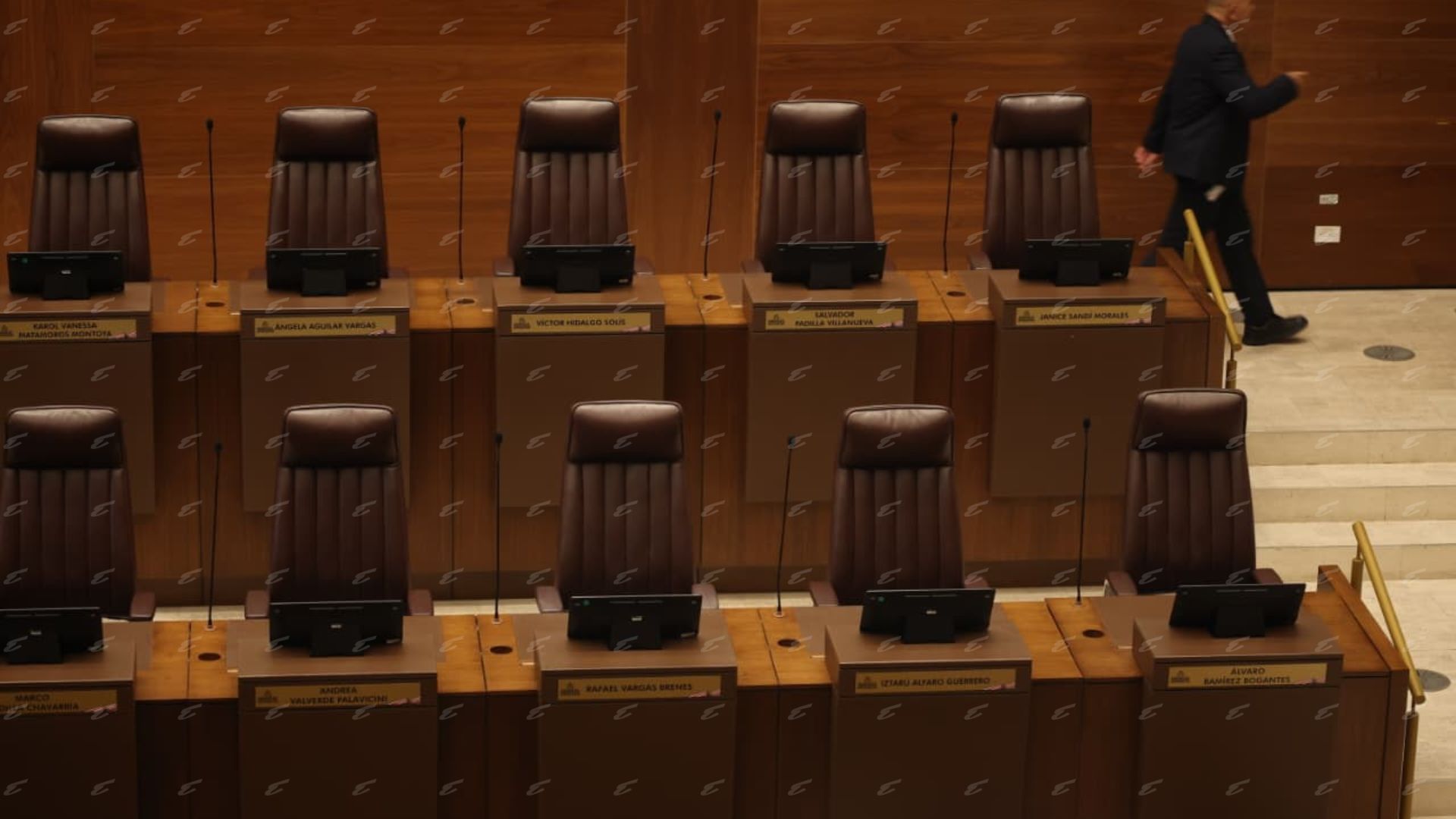 Administración del Congreso echa para atrás en ubicación de curules del oficialismo