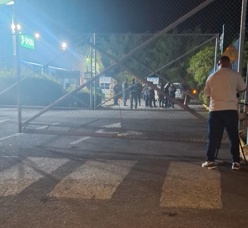Violento asalto en Dekra deja 2 fallecidos: serían oficiales de seguridad