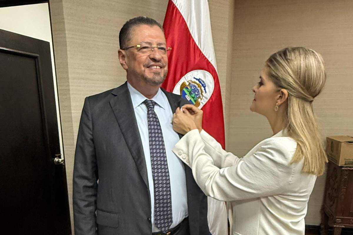 Presidenta entrega primer pin de ministro a Chaves