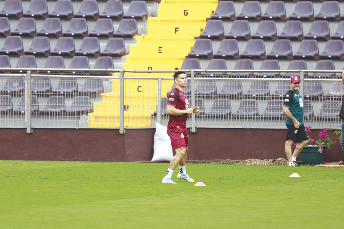 Saprissa espera a Paradela