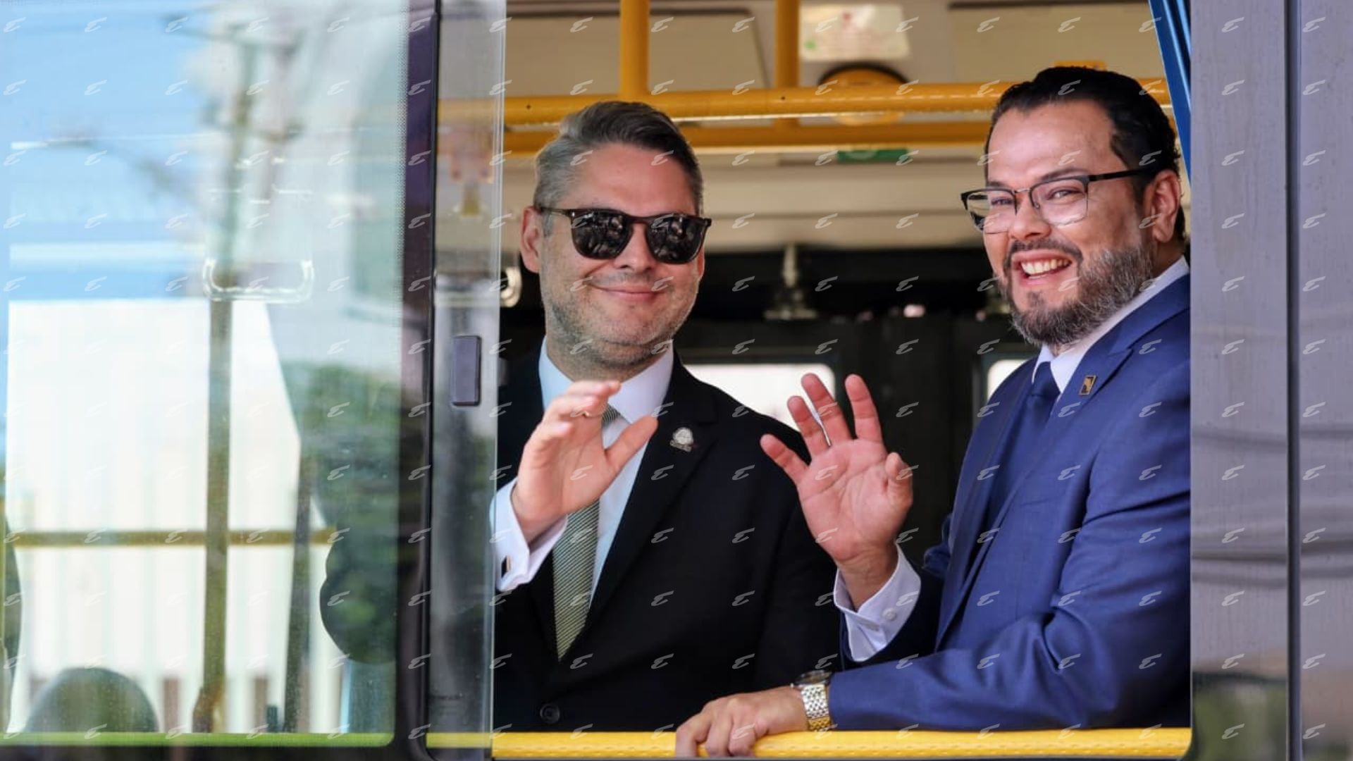 Ministros entran en bus al Estadio Nacional