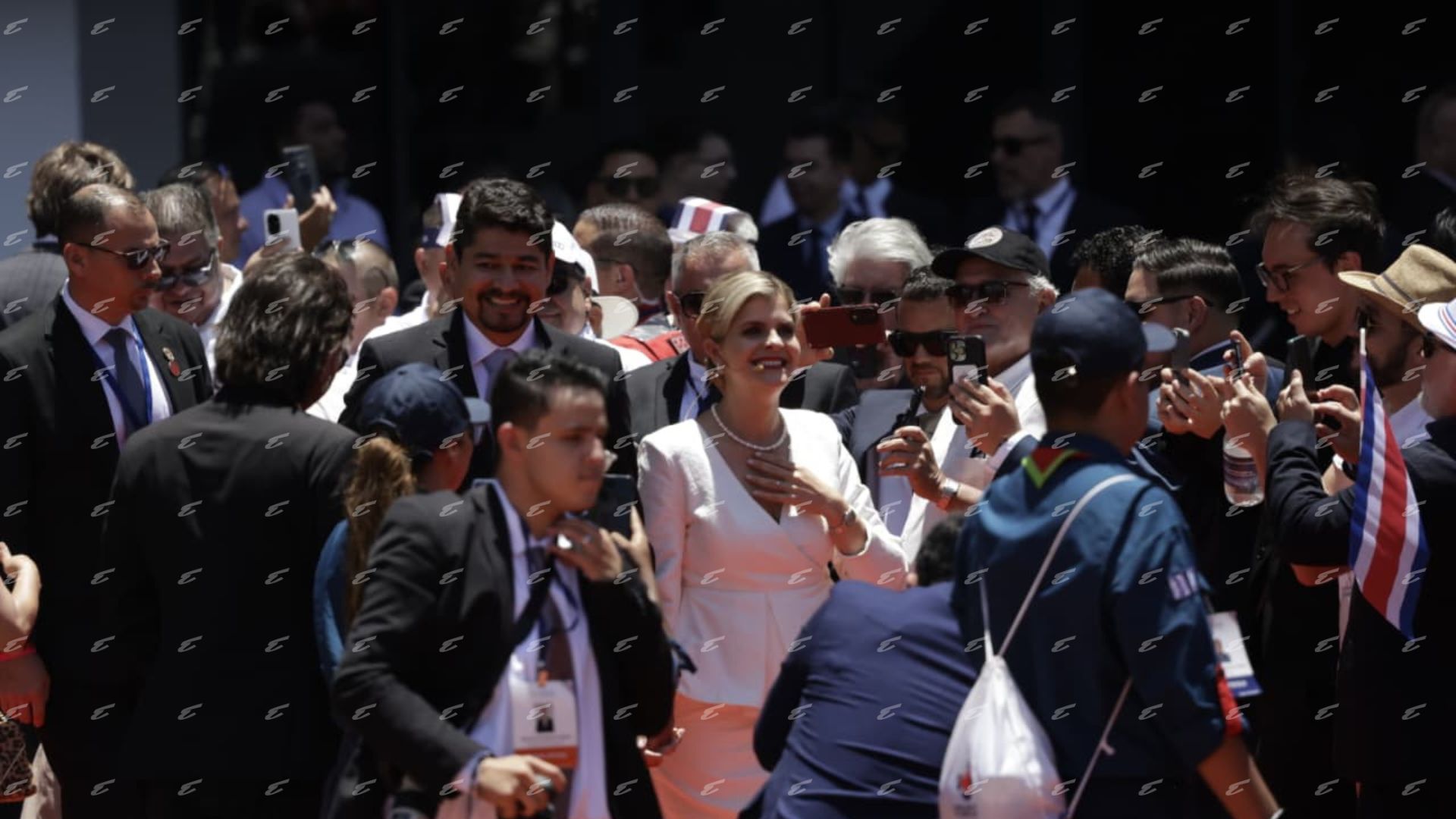 Laura Fernández ingresa entre ovaciones al Estadio Nacional