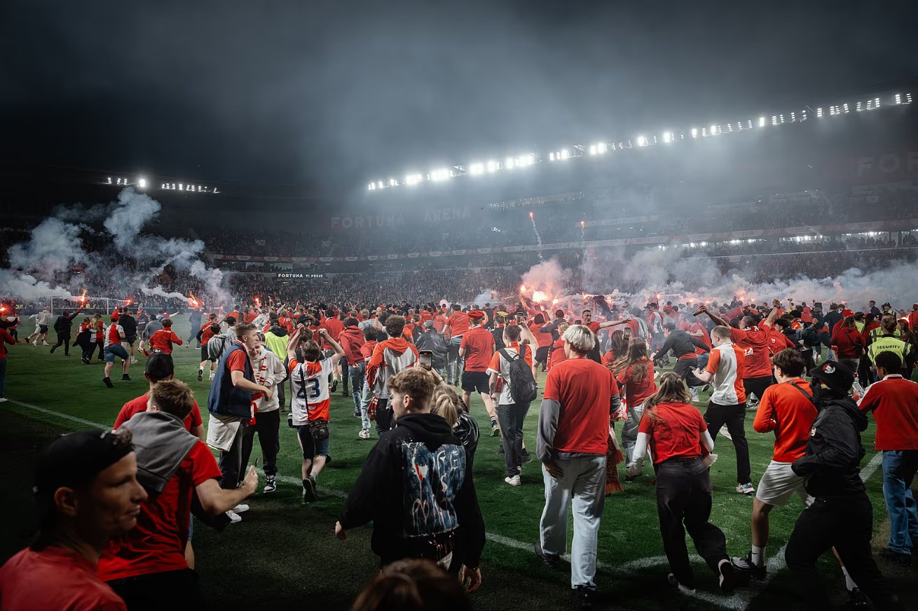 Video: Caos total en el derbi de Praga
