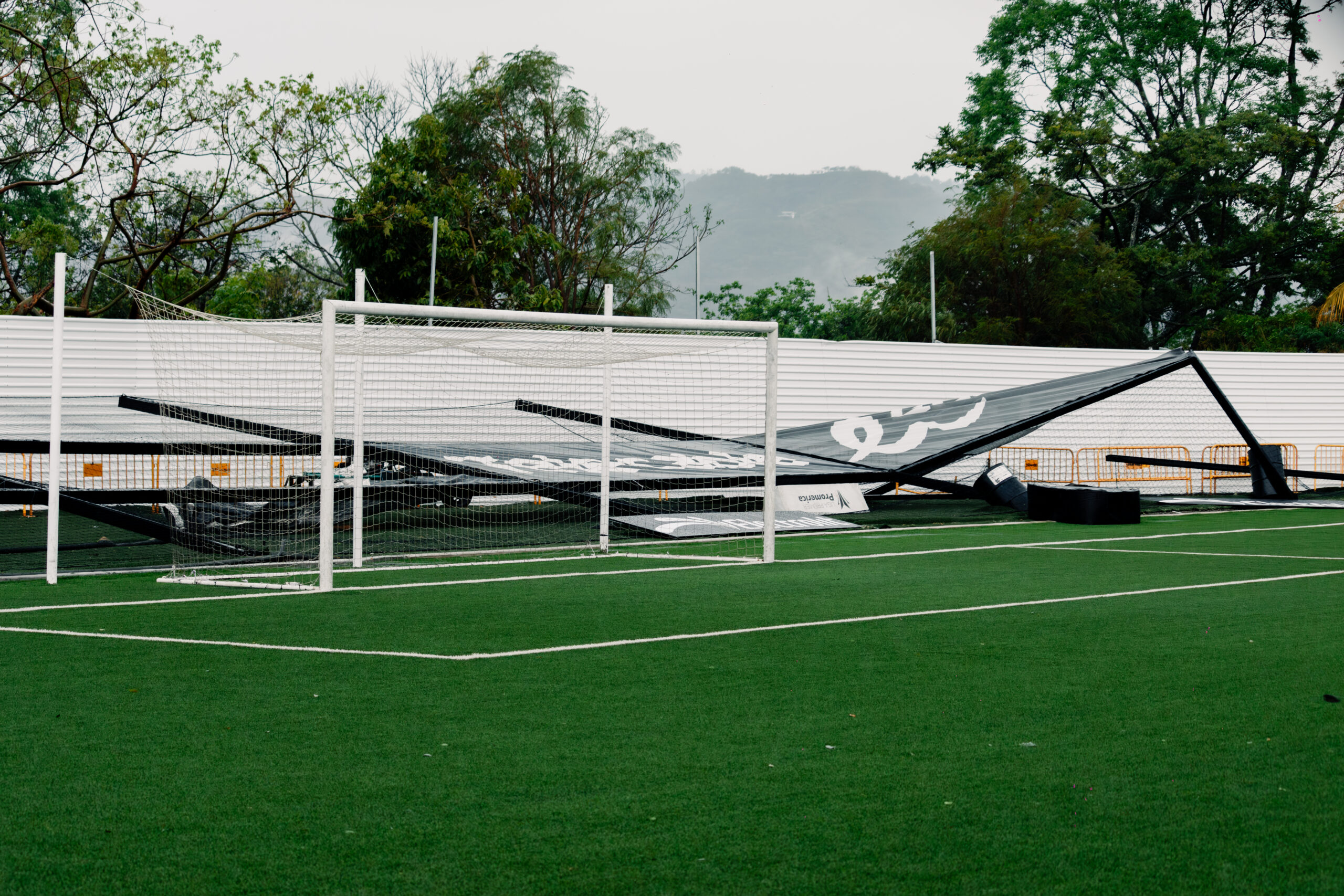 Fuertes lluvias provocan daños en el estadio Puente Piedra