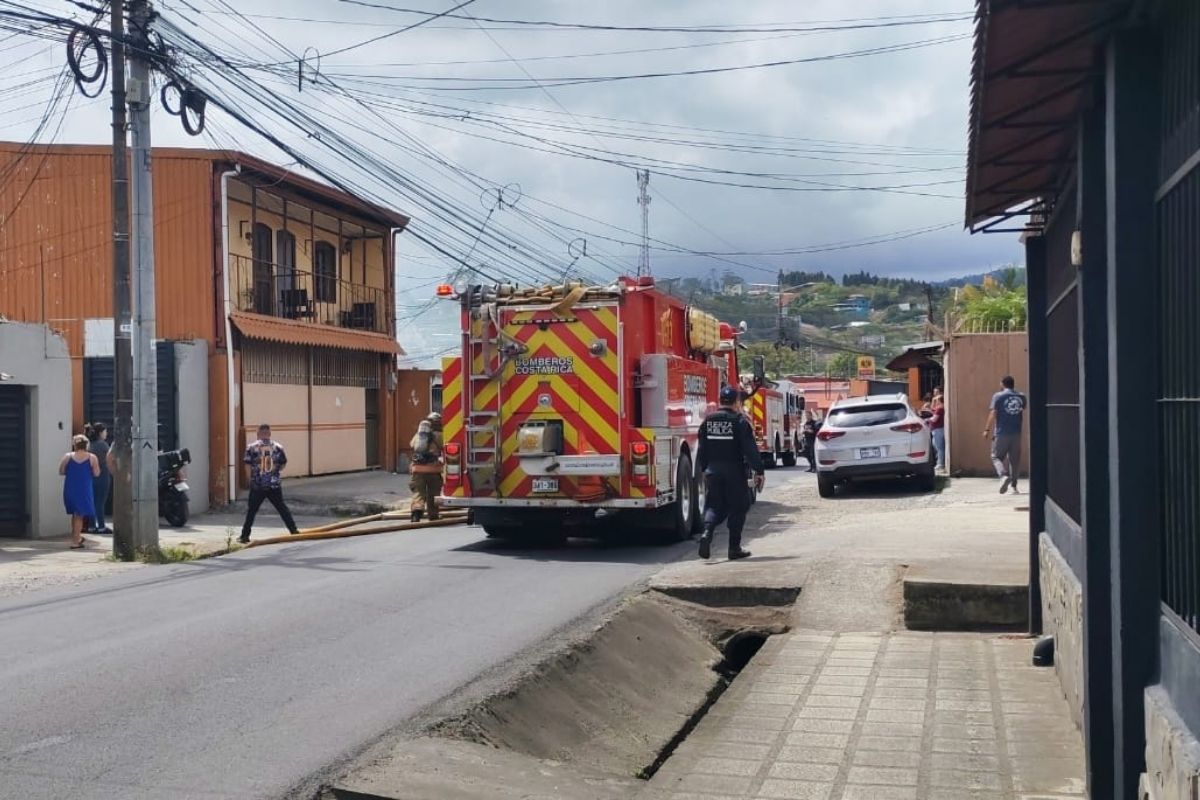 Incendio consume casa: reportan persona con posibles quemaduras