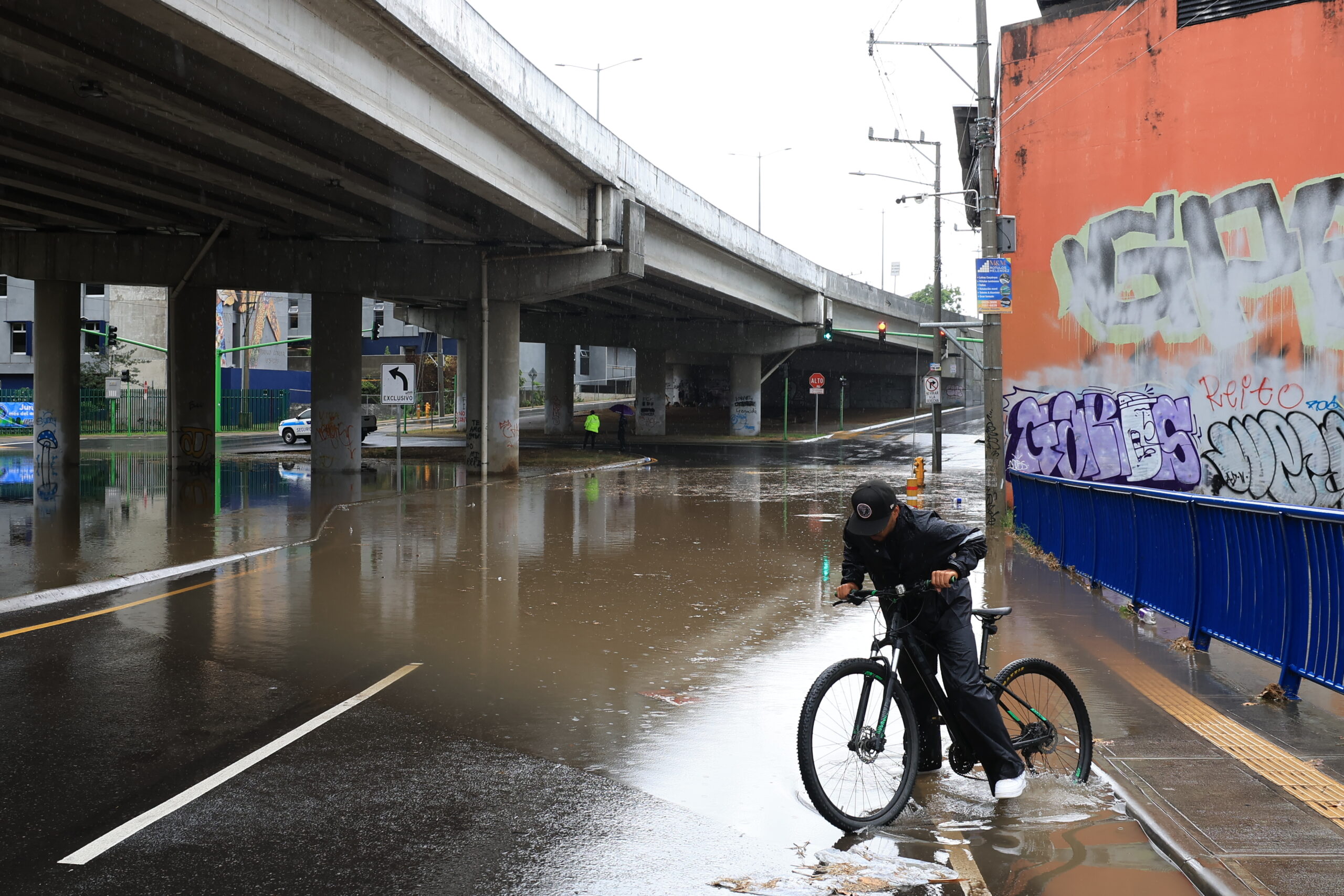 Fotos: Fuertes lluvias vuelven a inundar calle frente a la UCR