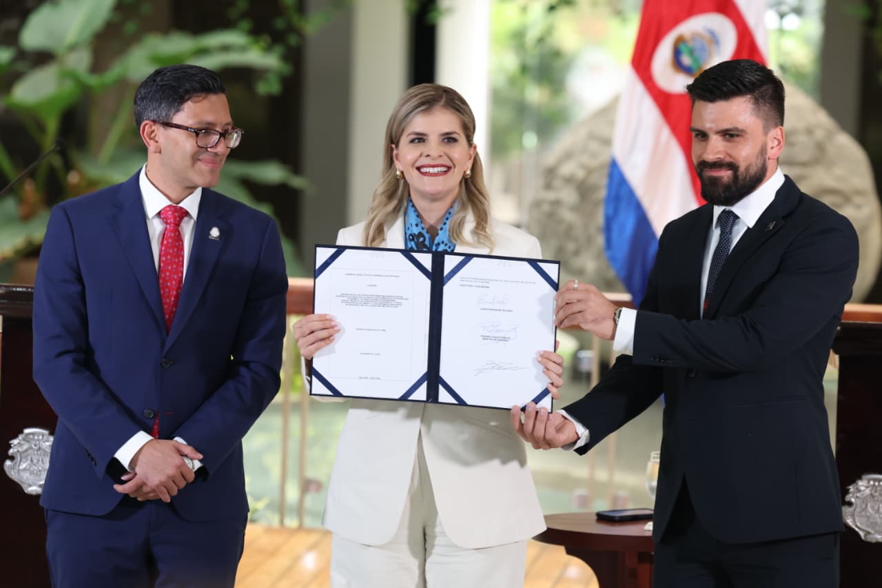 Primer anuncio en conferencia de Laura Fernández es la firma de una ley