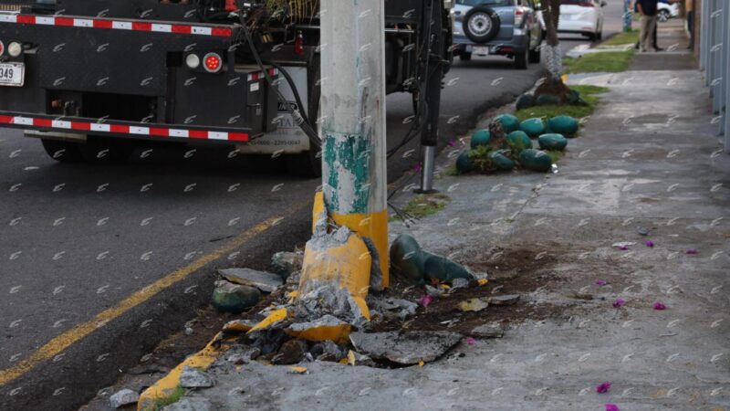 Sicarios persiguen a conductor y lo matan a balazos en Tibás: víctima chocó contra poste