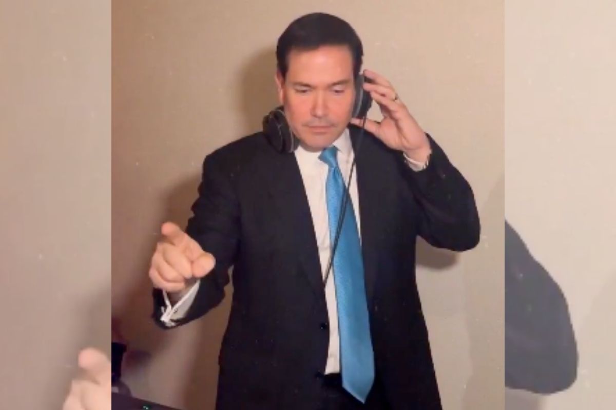 Videos: Secretario de Estado de EEUU aparece como DJ en boda