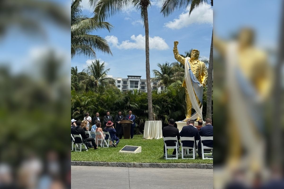 Inauguran estatua dorada de Trump en su club de golf en Florida