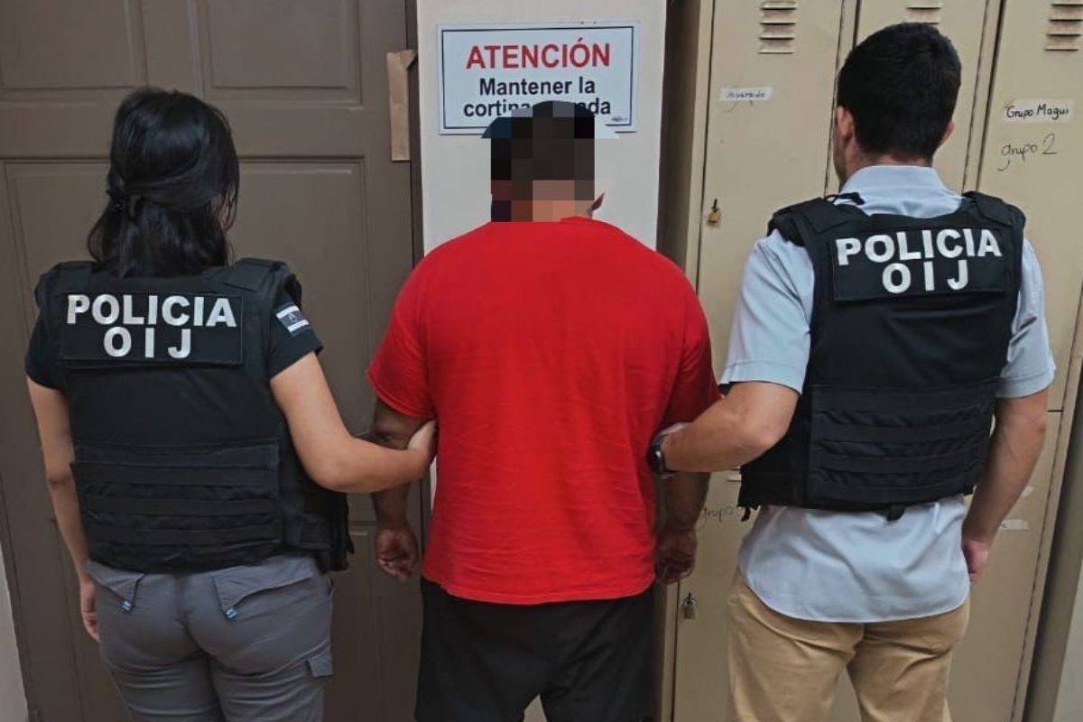Le bajan placas, se las roba y OIJ lo detiene