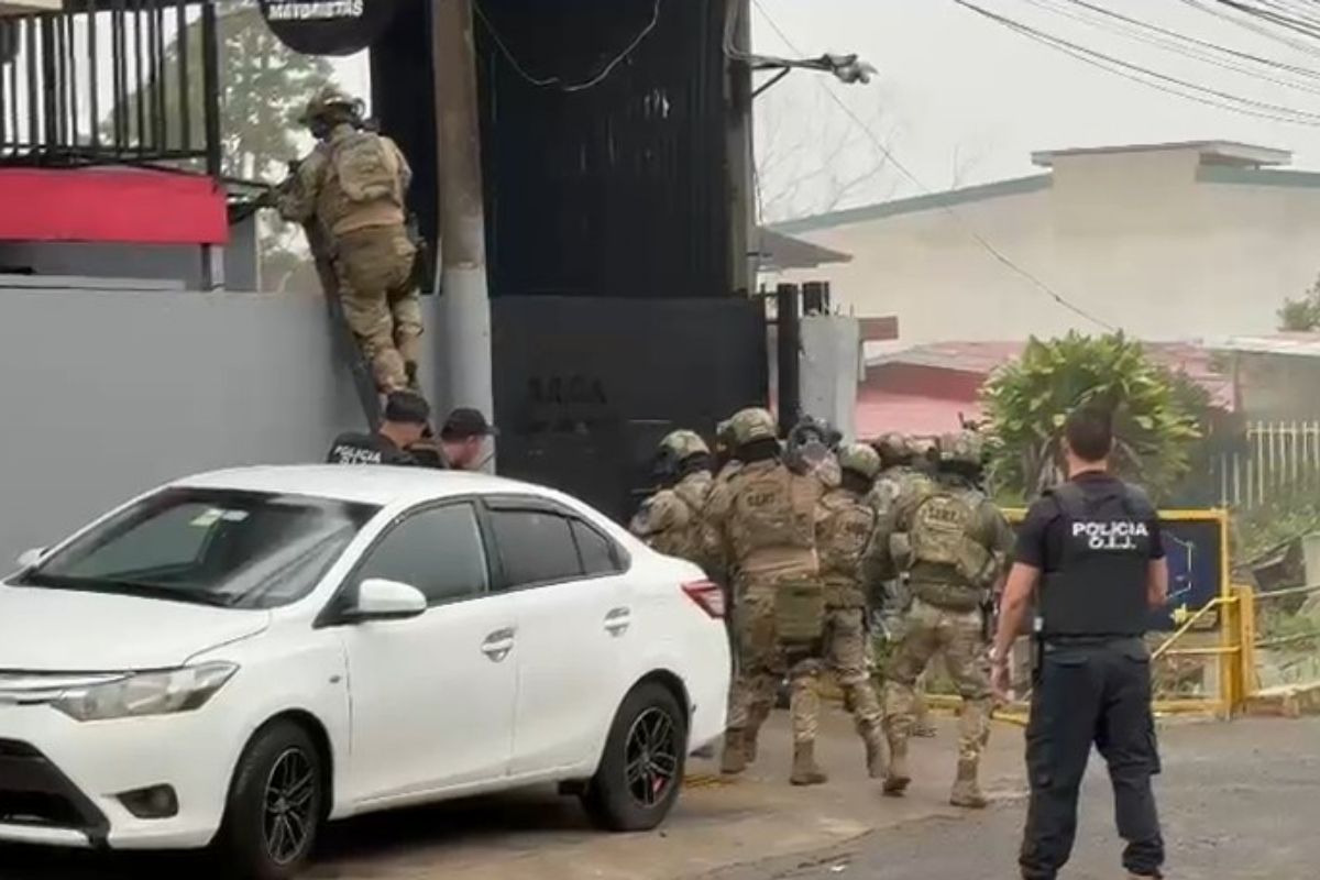Caen líder y siete notarios por red que legitimaba carros robados