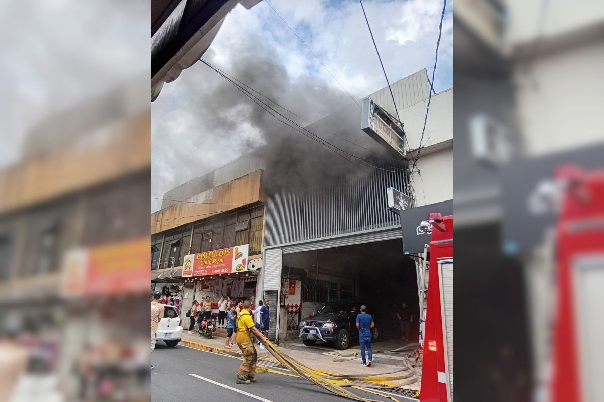 Reportan incendio en estructura de 2 pisos en Alajuela