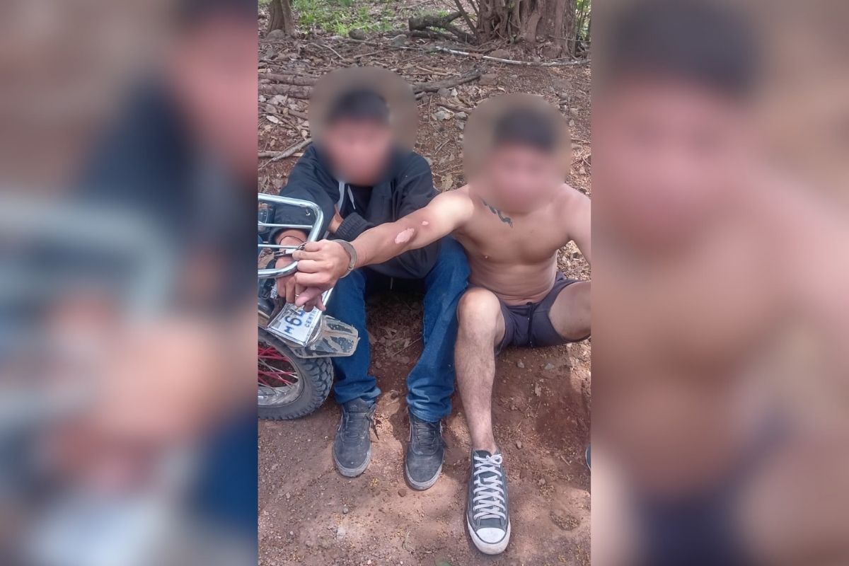 Asalto a minisuper termina en persecución y captura de sospechosos