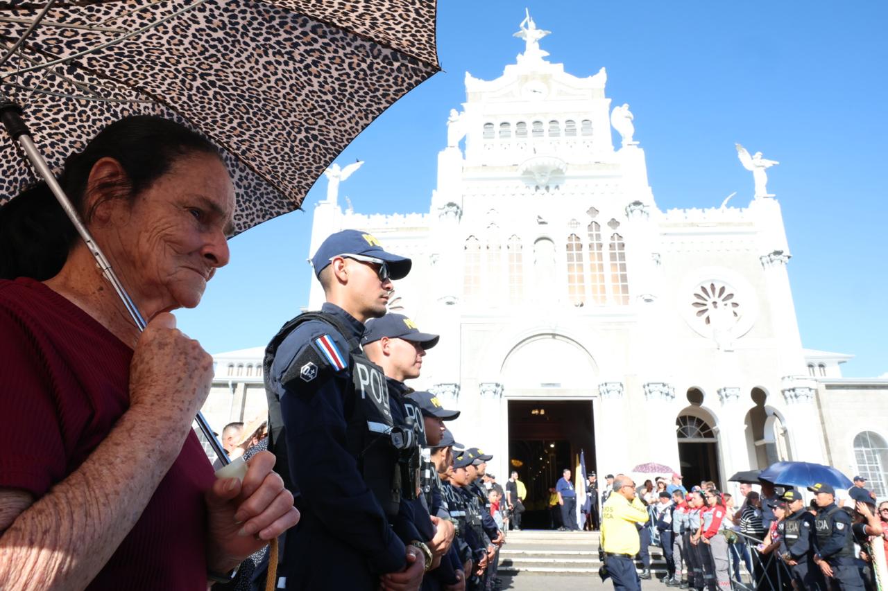 Laura Fernández llega a la Basílica de Los Ángeles a misa con “La Negrita”