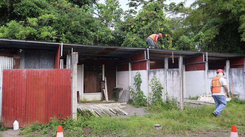Demuelen hotel de paso clandestino. Foto: cortesía Municipalidad de Turrialba.