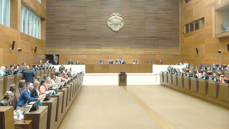 Diputado en debate sobre publicidad de licores en 