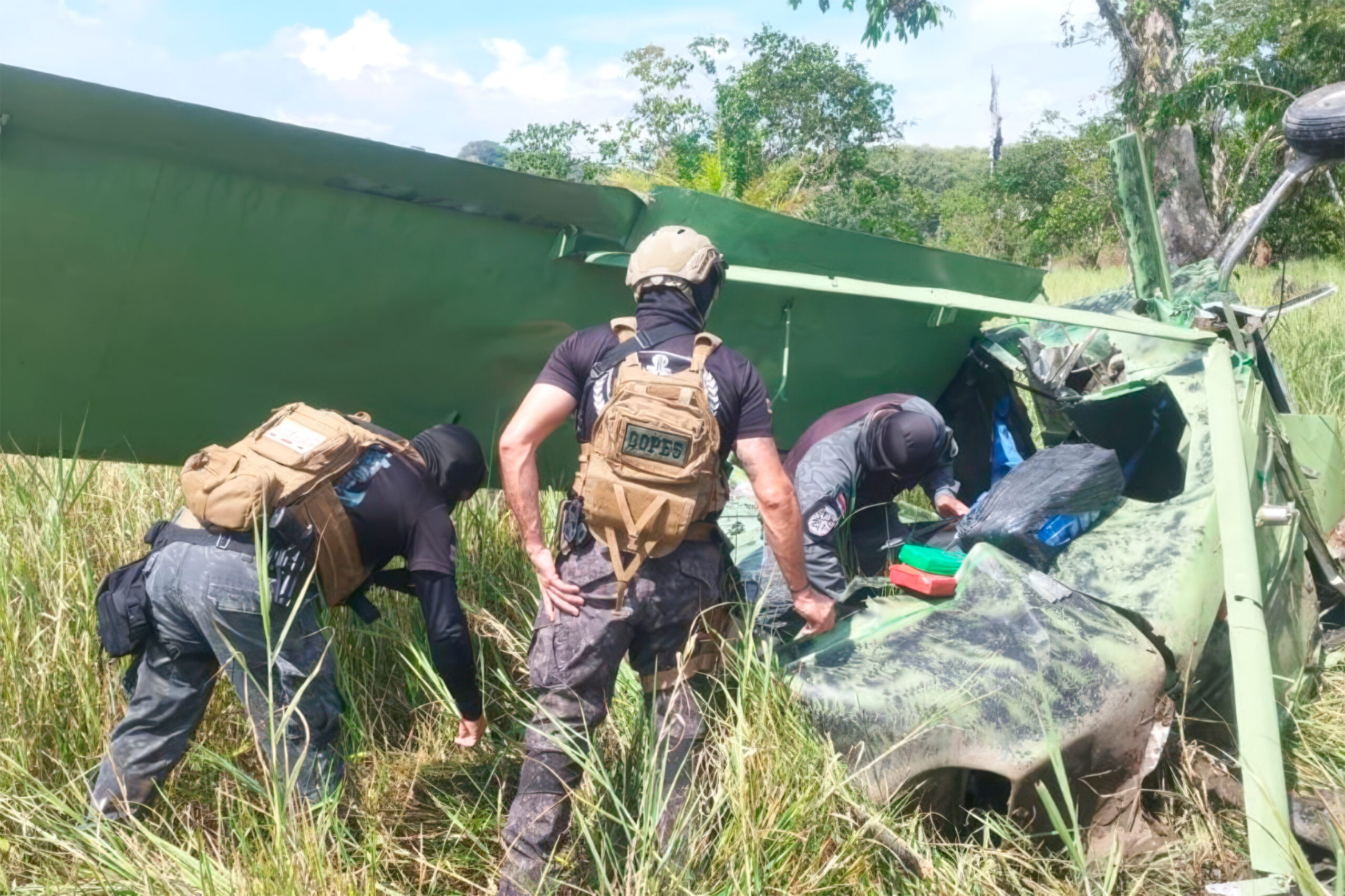 Fotos y video: Así ubicaron autoridades la narcoavioneta que aterrizó de emergencia