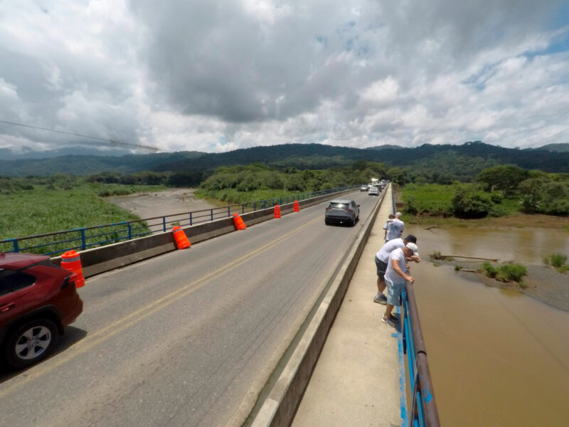 MOPT recuerda las últimas regulaciones en el puente sobre el río Tárcoles