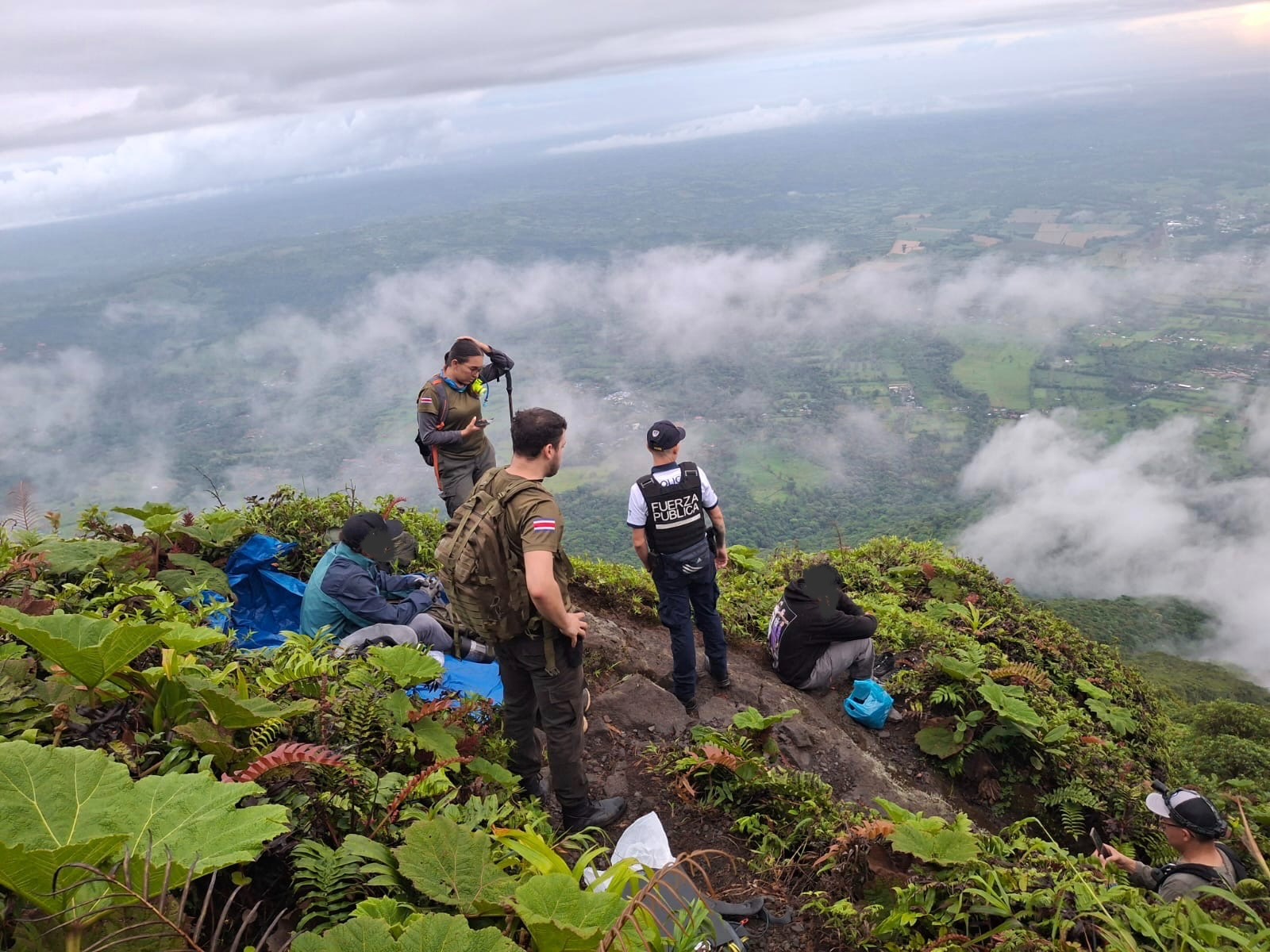4 personas sorprendidas en el volcán Arenal enfrentarían nuevas multas
