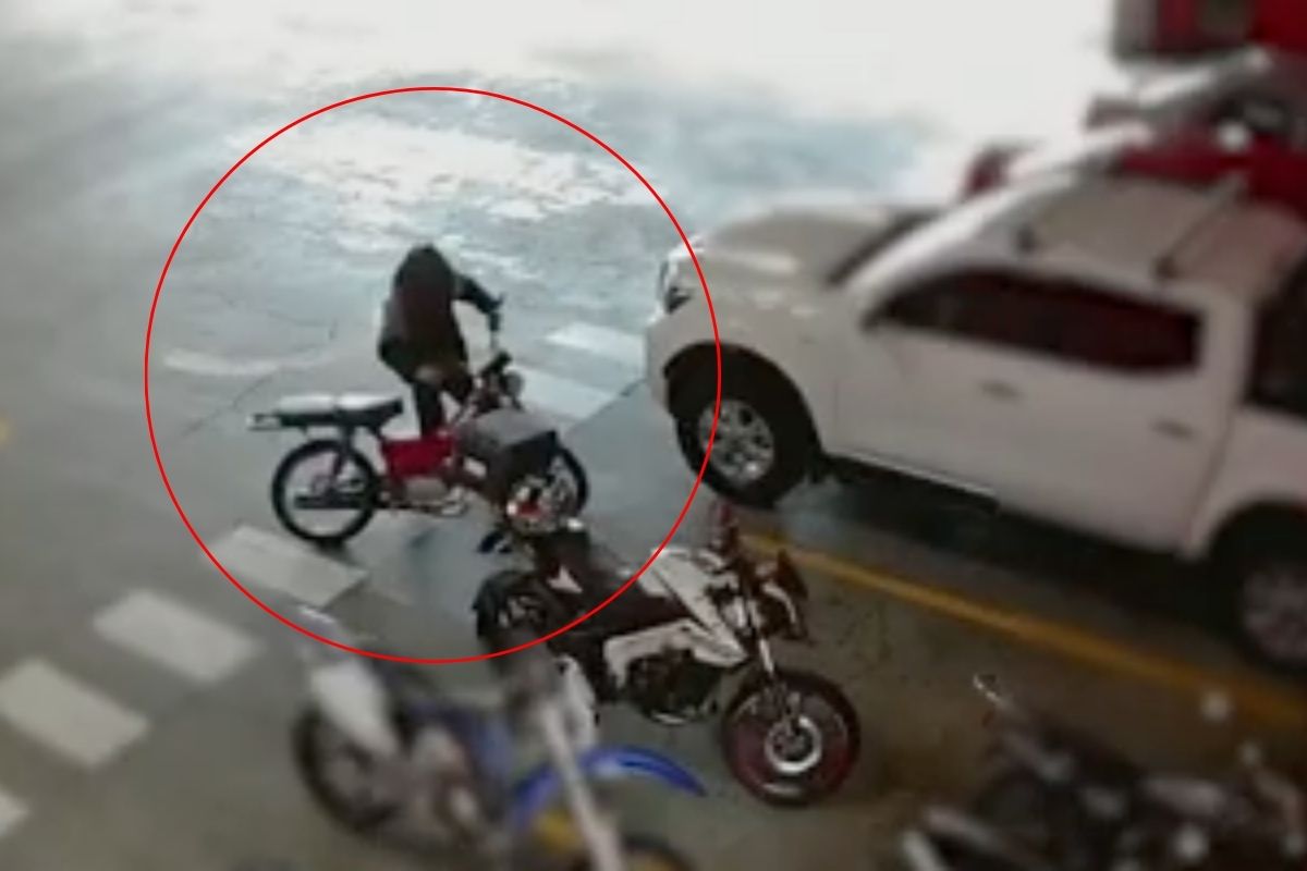 En segundos: sujeto roba bicimoto en parqueo de supermercado