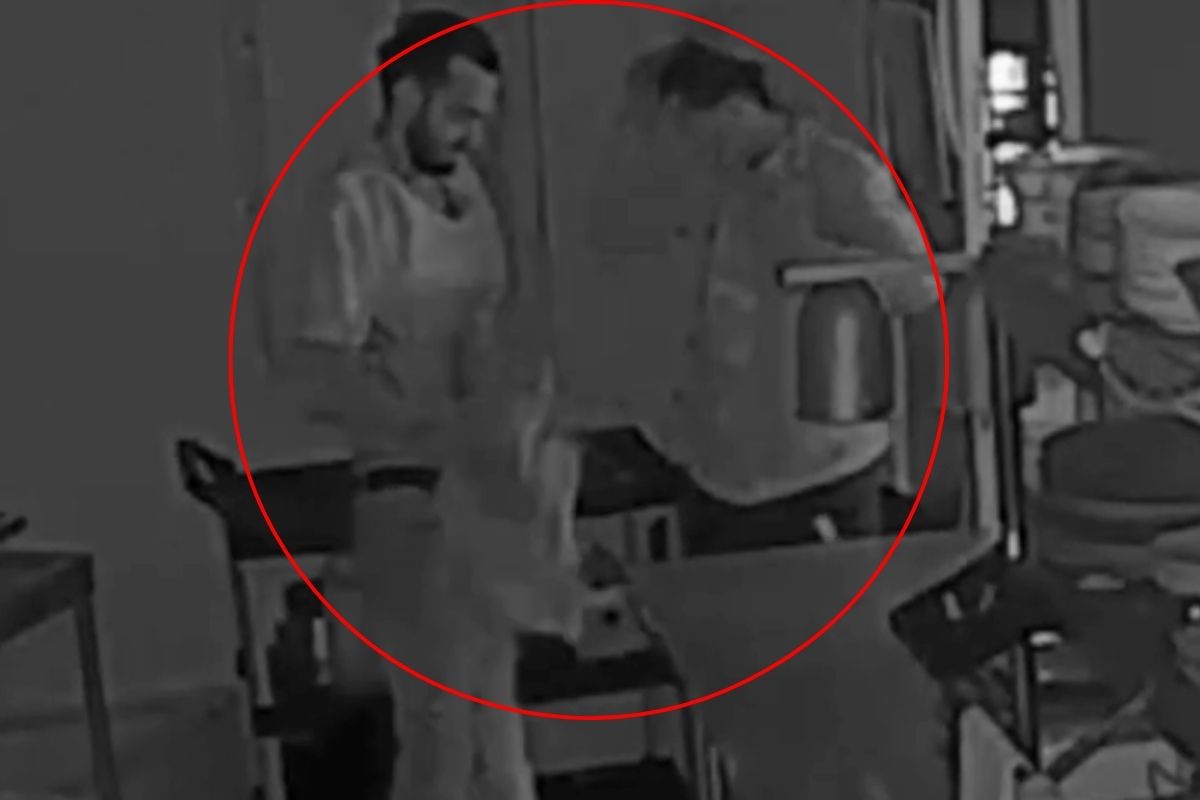 Ladrones abren hueco en local y al ver cámara la destruyen