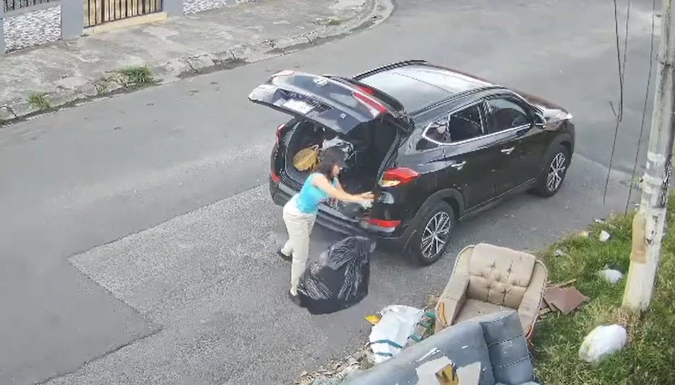 Video: Denuncian a mujer por tirar basura en vía pública