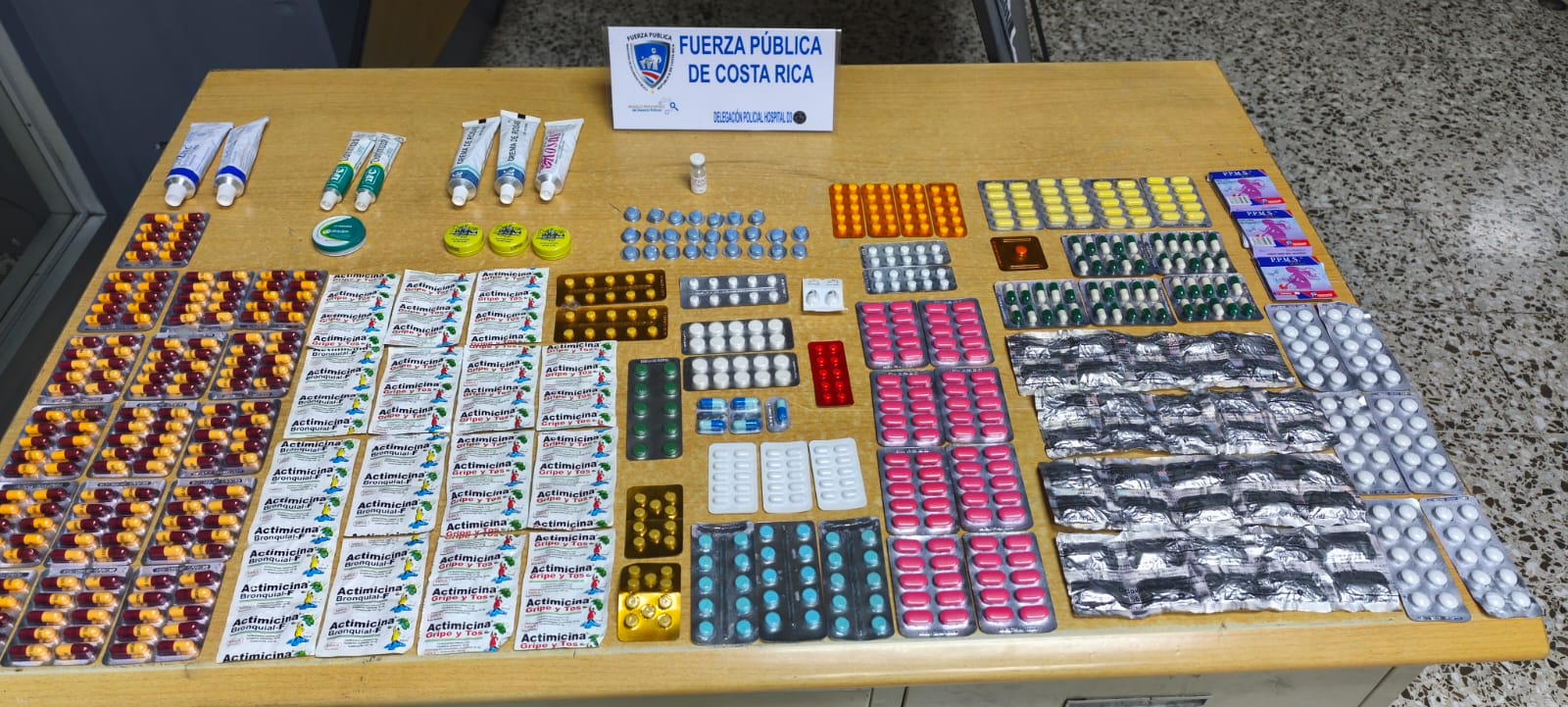 Hallan más de mil medicamentos ocultos en Parque La Merced