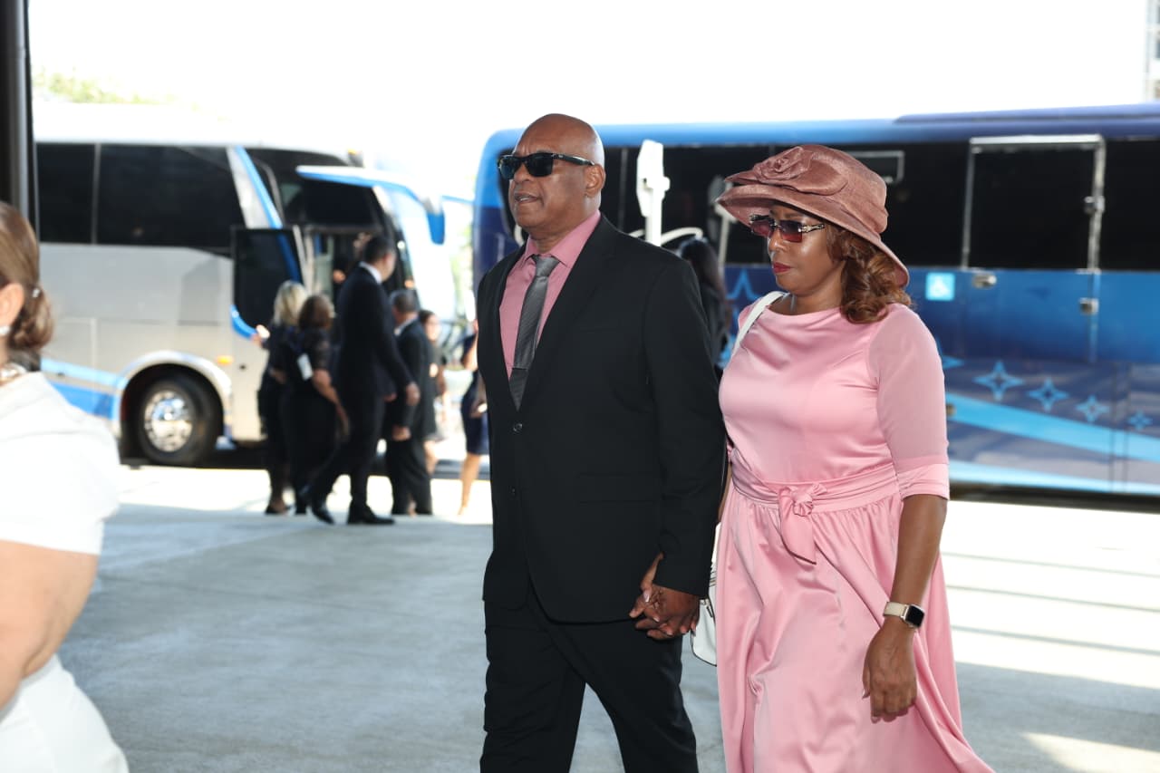 Ministros llegan en bus a Saludo de Honor