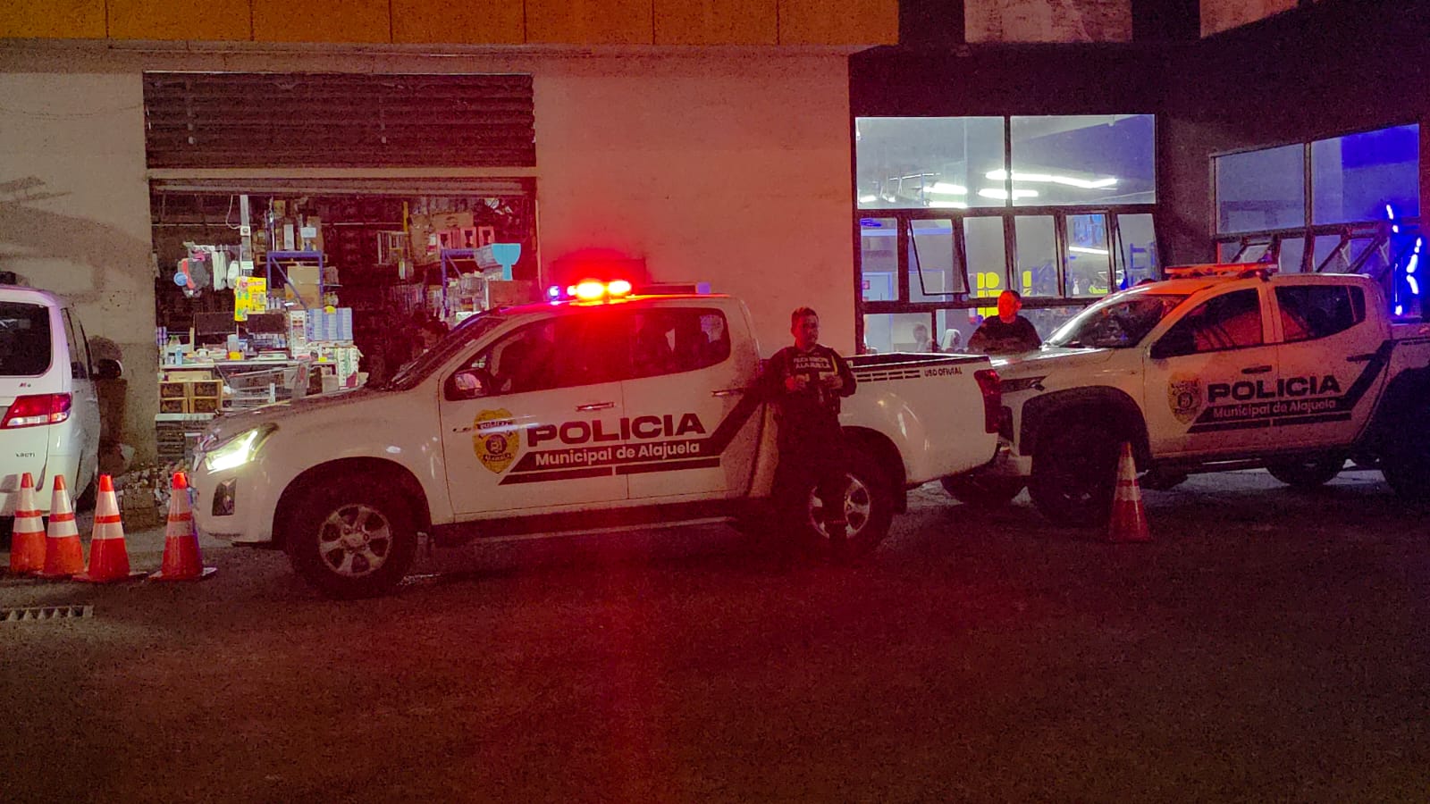 Allanan supermercado por presunto robo de contenedores