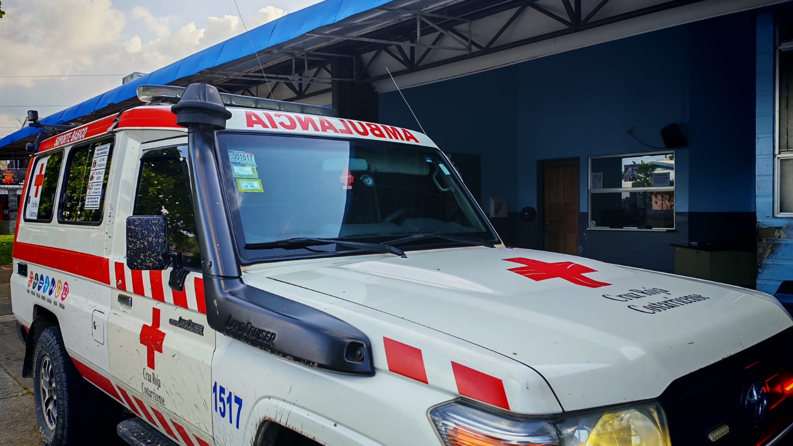 Niño es mordido por serpiente mientras se bañaba en su casa