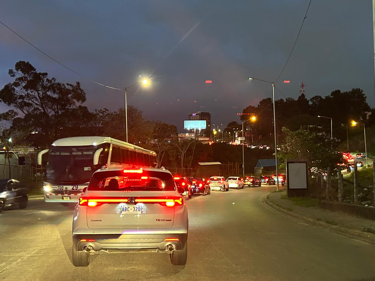 Conductores reportan largas filas de vehículos en San José