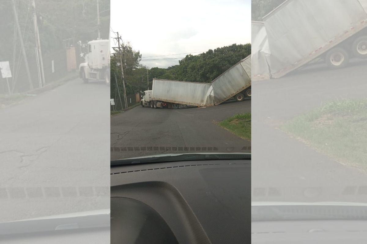 Camión colapsa en La Garita y obstruye tránsito