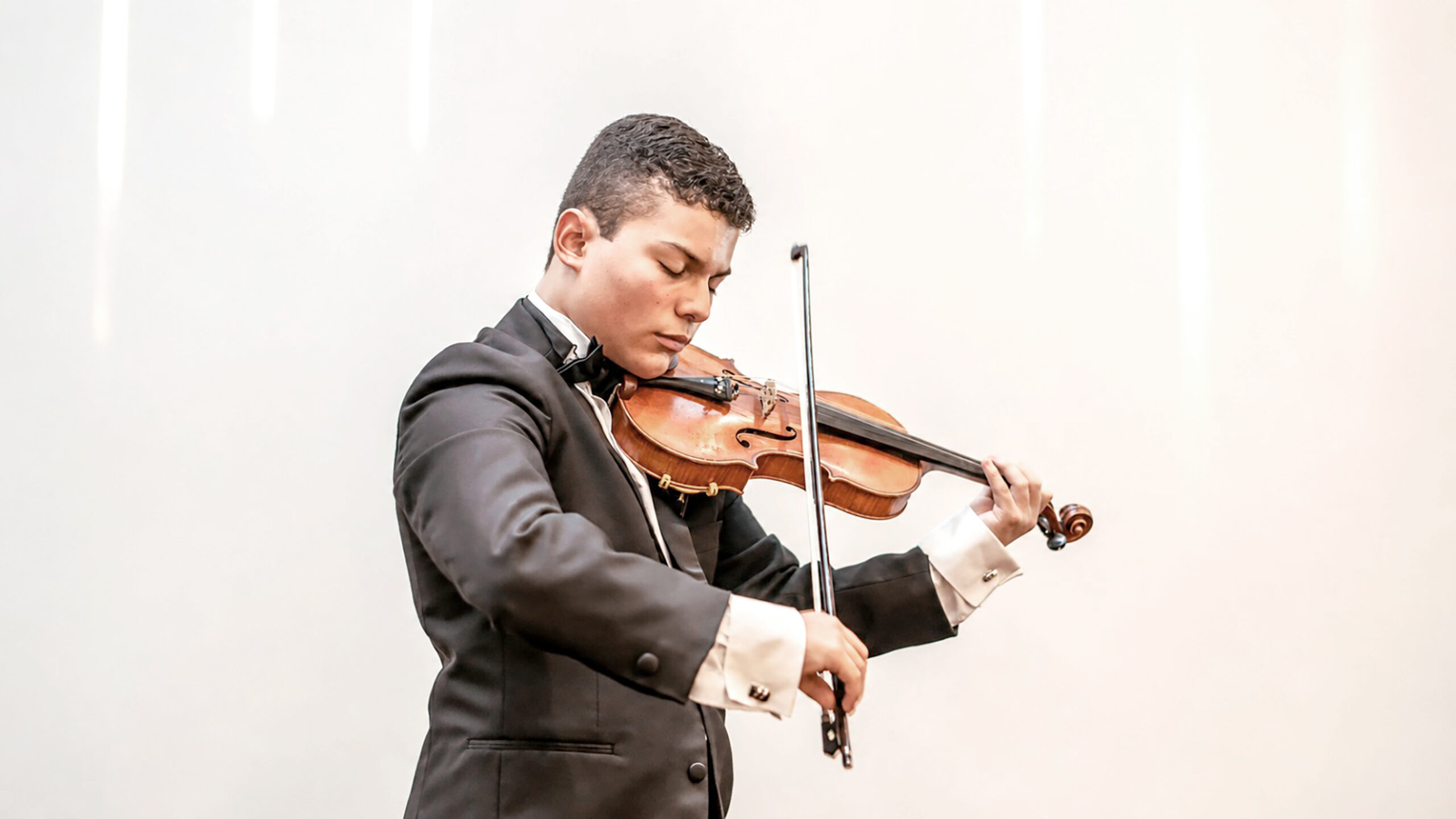 Joven violinista ingresa a prestigiosa escuela musical