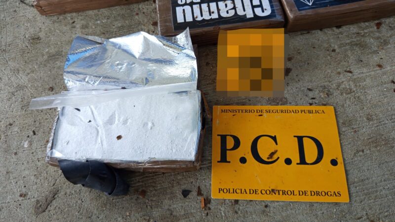 Detienen barco pesquero con más de una tonelada de cocaína