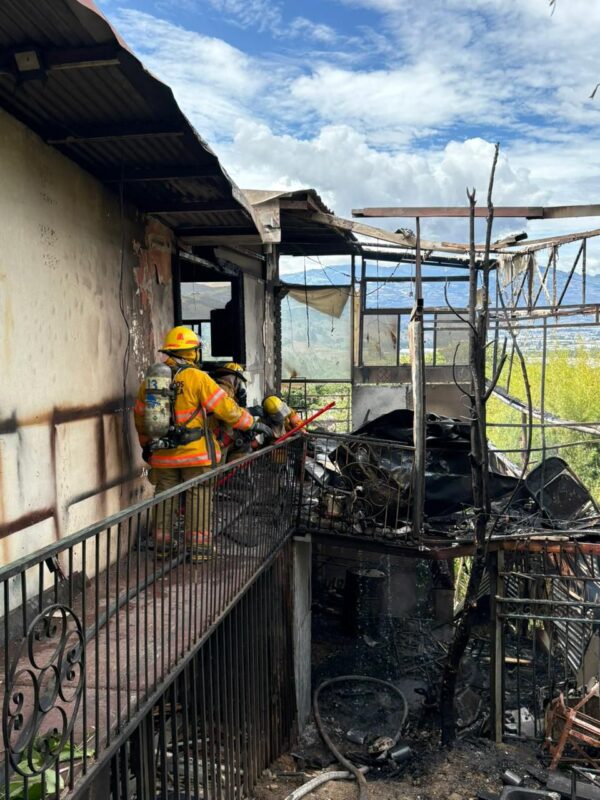 Bomberos rescata a perrito de casa incendiada