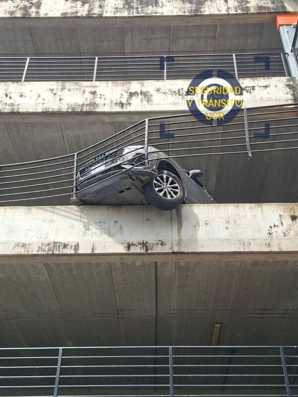 Vehículo quedó guindando en la UCR: baranda evitó tragedia
