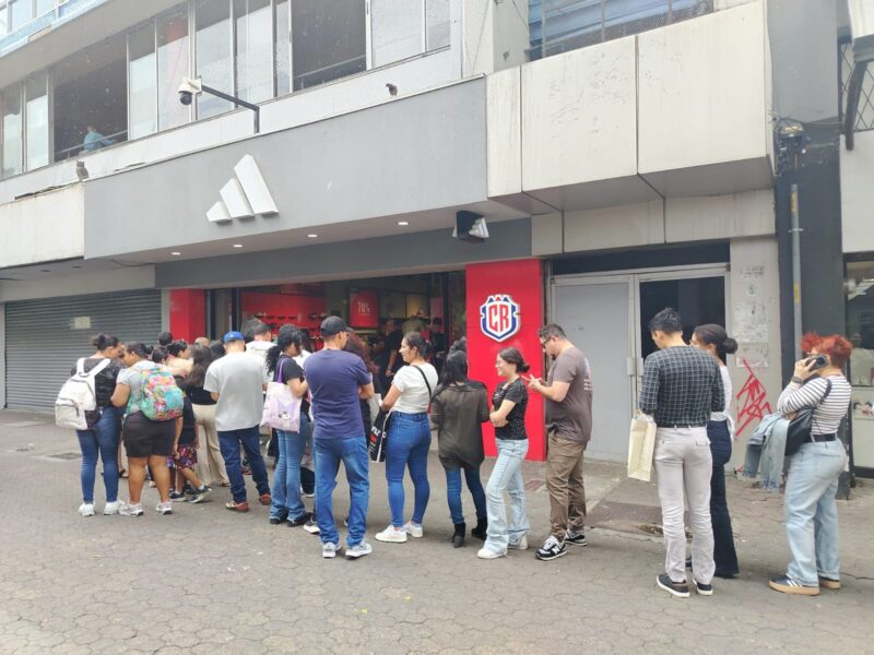 Fotos y videos: Filas ante descuentos en reconocido comercio