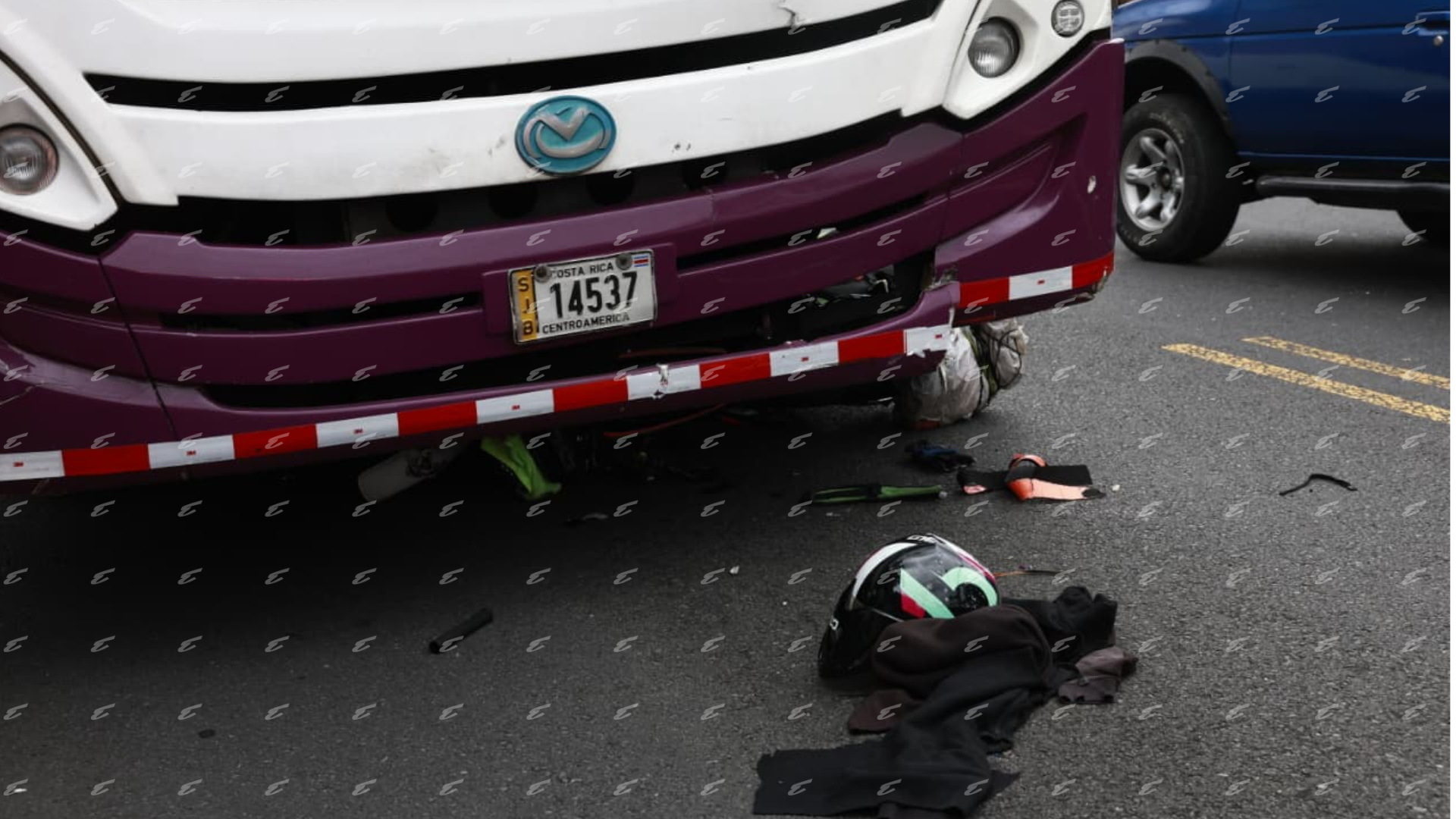 Fotos: Motociclista queda debajo de bus tras choque