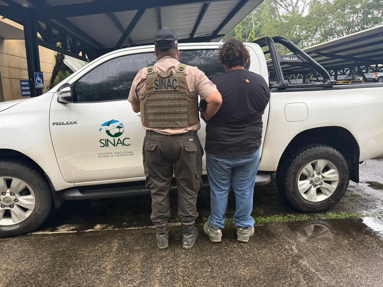 Decomisan maquinaria de extracción ilegal en río de Pococí