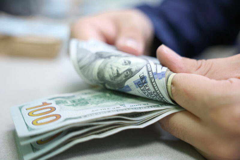 La reducción en el valor del dólar es superior al 9%.