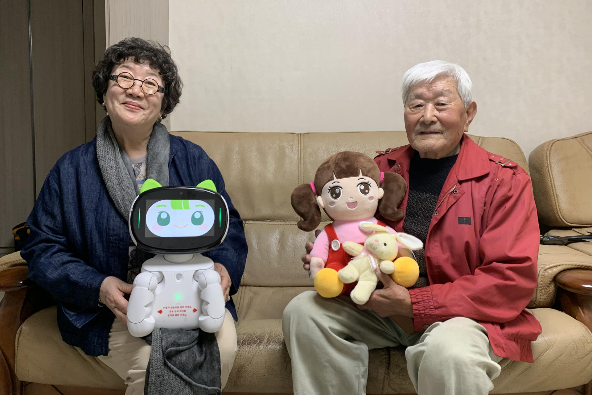 “Es como un amigo”: muñecos con IA ayudan a ancianos a no sentirse solos